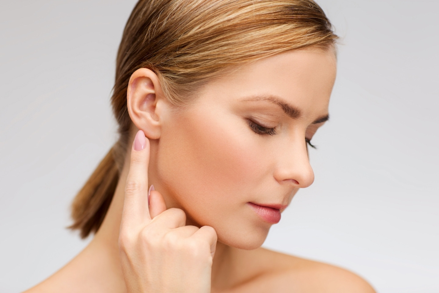health and beauty concept - face of beautiful woman touching her ear Ωτοπλαστική γιατρός